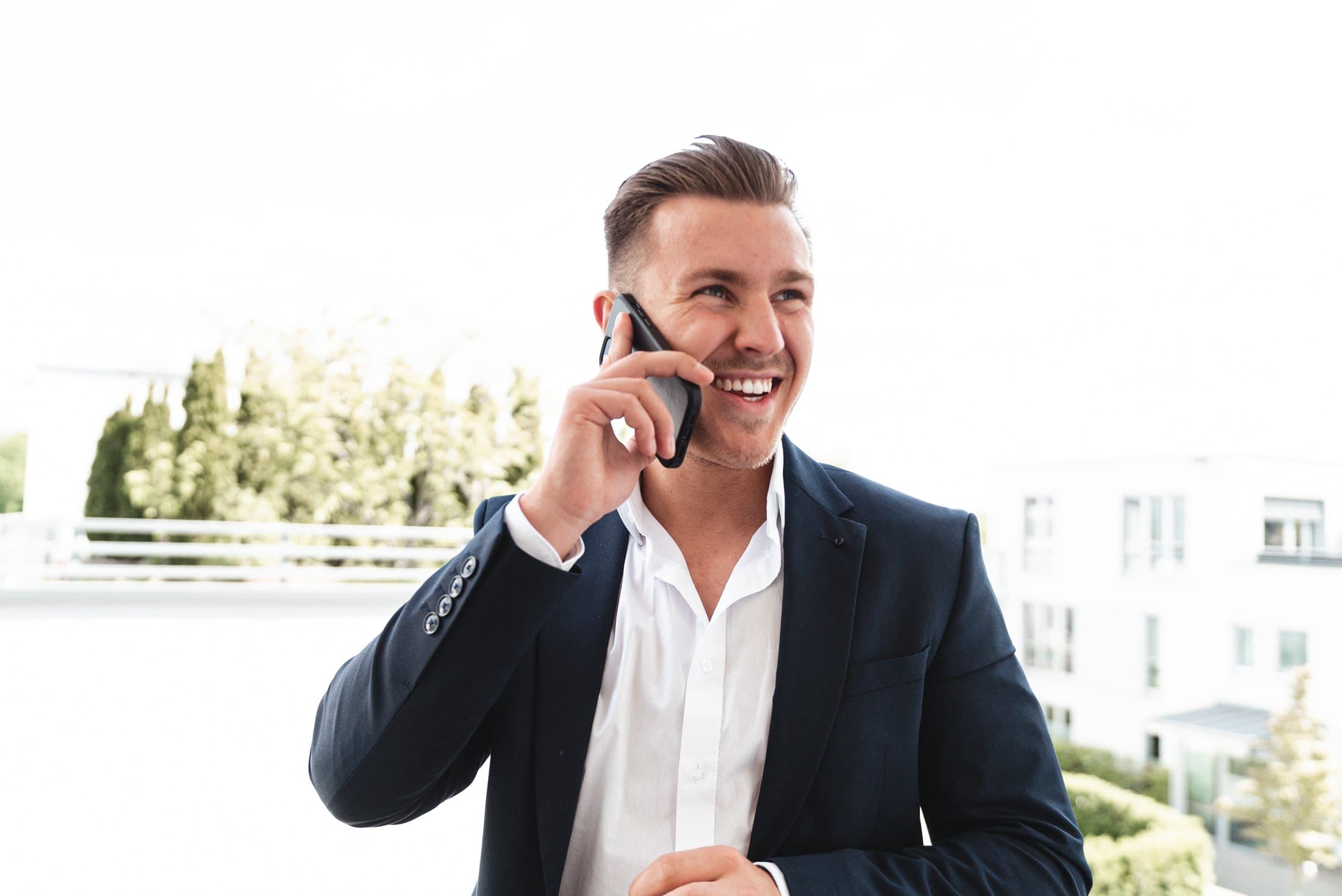 Felix Lippe, Geschäftsführer von Lippe Personal, lachend im Telefongespräch