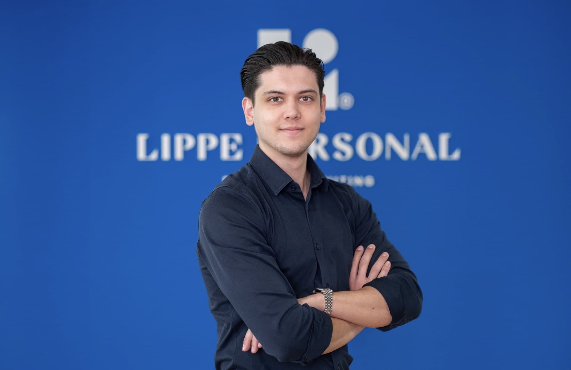 Mitarbeiter von Lippe Personal vor der Logowand