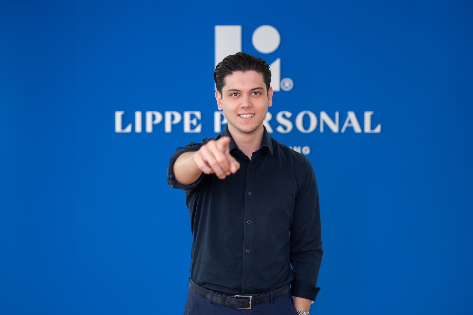 Mitarbeiter von Lippe Personal zeigt in die Kamera
